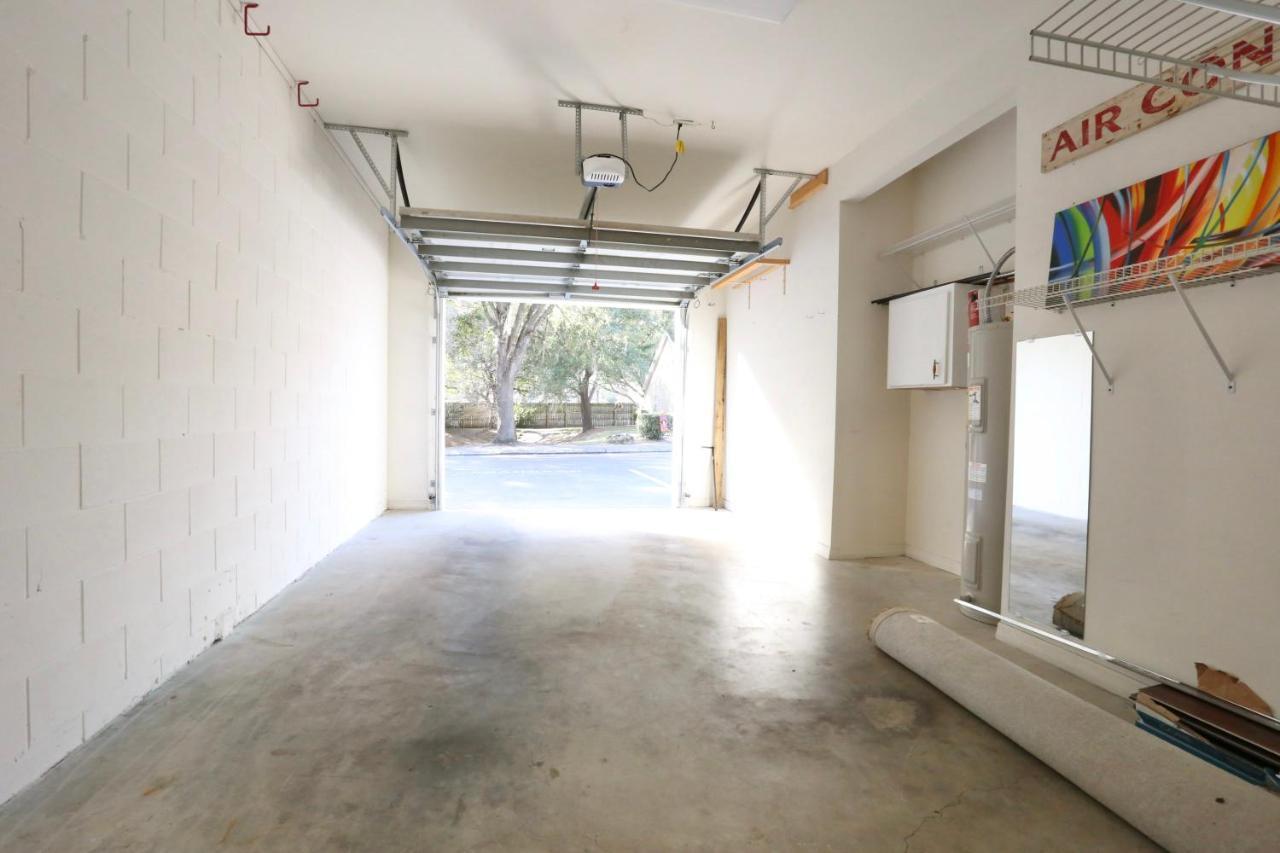Nomad Retreat King Bed Boutique Condo W Garage Gainesville Dış mekan fotoğraf