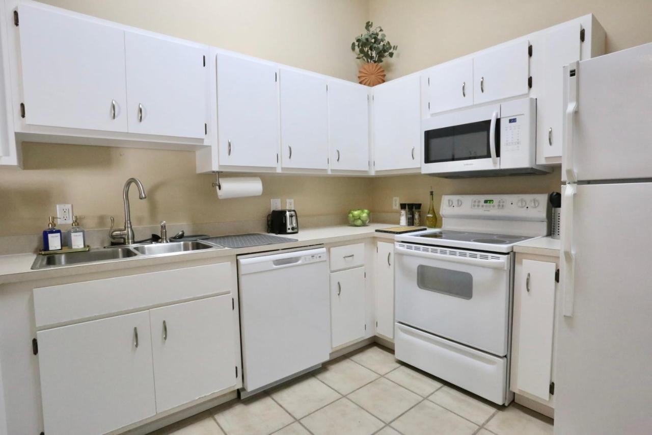 Nomad Retreat King Bed Boutique Condo W Garage Gainesville Dış mekan fotoğraf