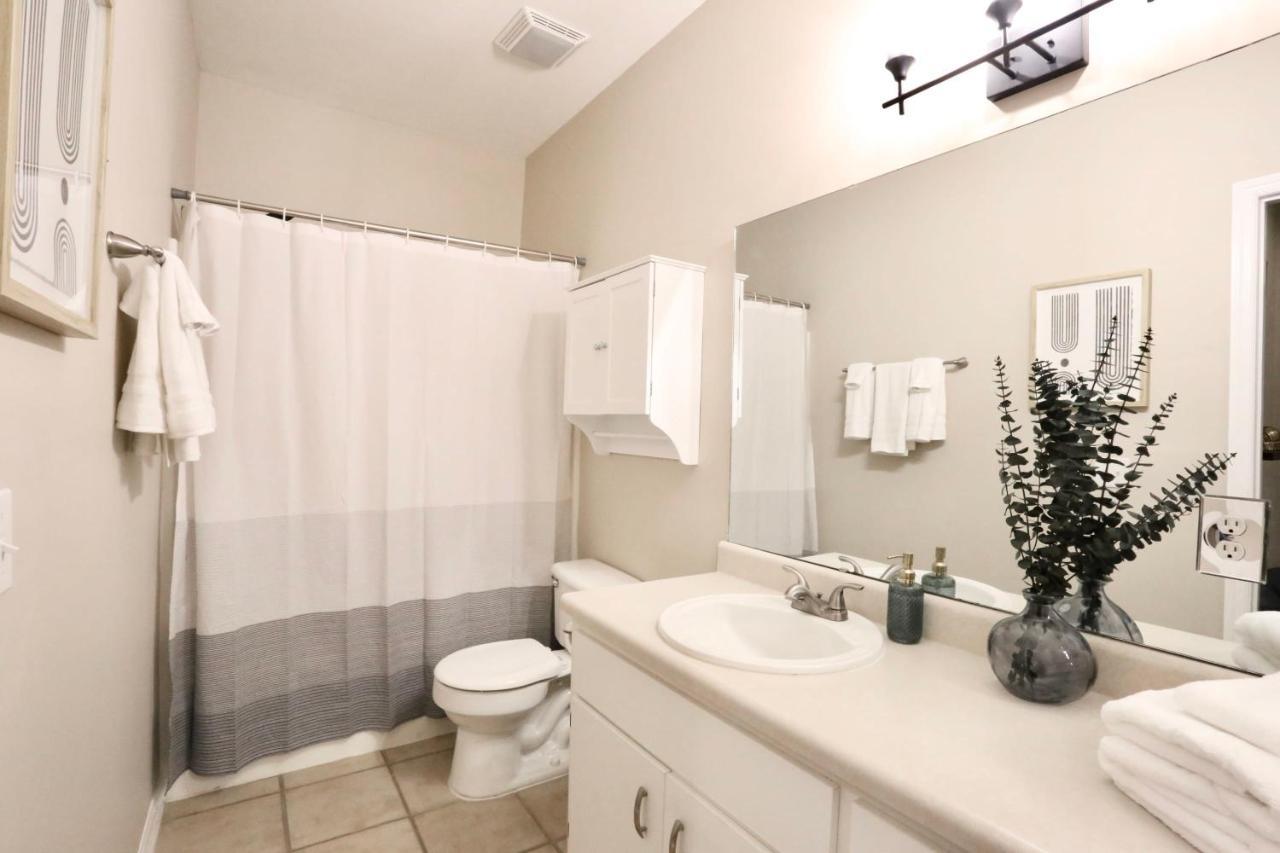 Nomad Retreat King Bed Boutique Condo W Garage Gainesville Dış mekan fotoğraf